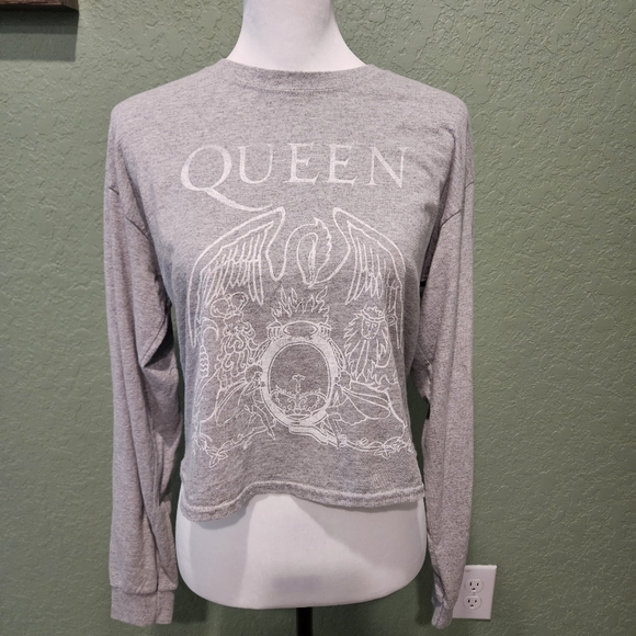 NWT -  Day Queen Crest Crop Sleeve Tee from Urban Outfitters - Picture 3 of 10